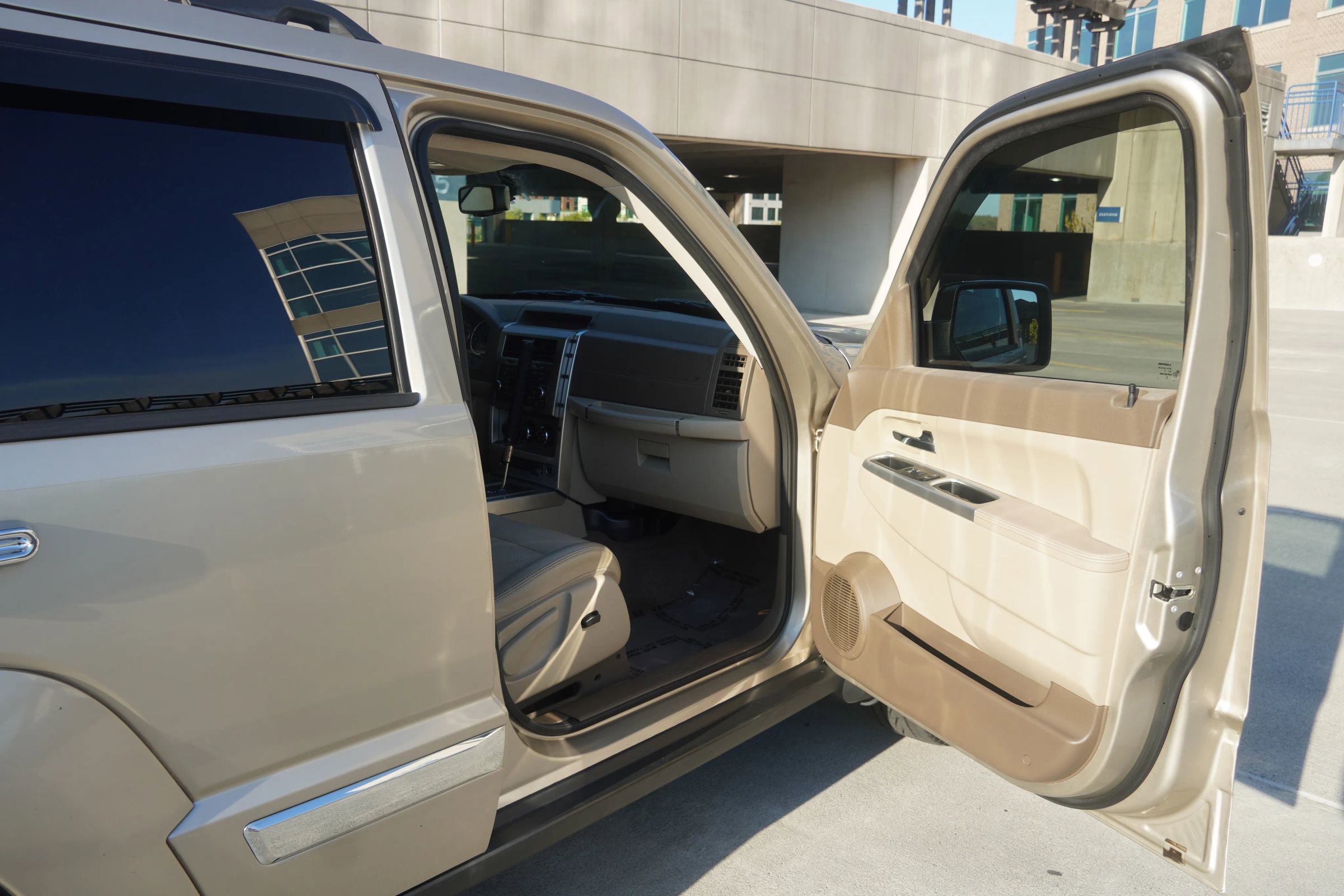 Used 2010 Jeep Liberty Limited w/ Tire & Wheel Group image 38