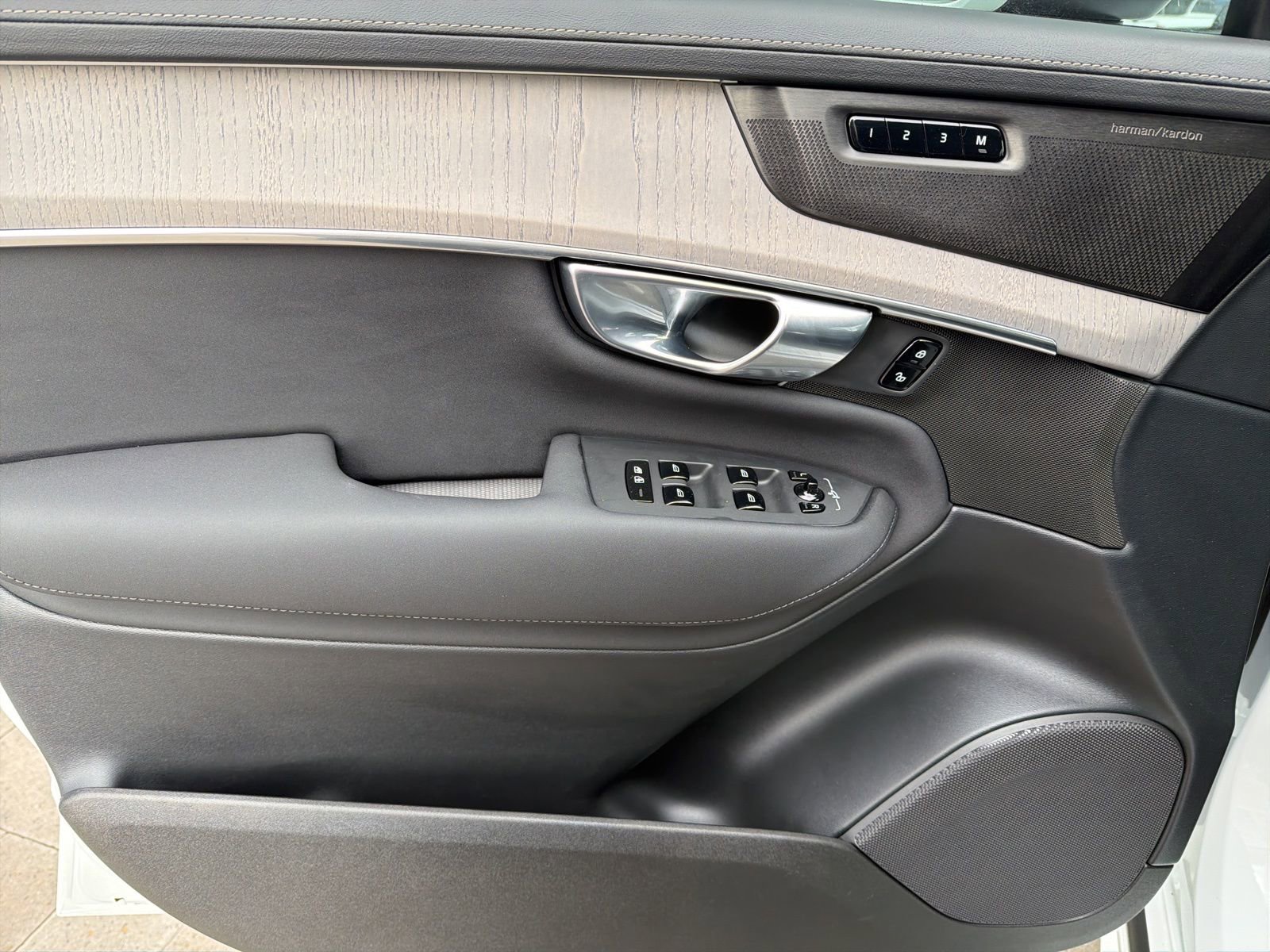 Used 2025 Volvo XC90 T8 Ultra w/ Protection Package Premier image 22