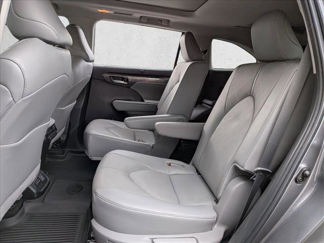 Used 2024 Toyota Highlander Platinum FWD image 17