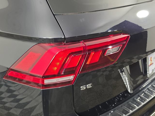 Used 2023 Volkswagen Tiguan SE w/ Panoramic Sunroof Package image 37