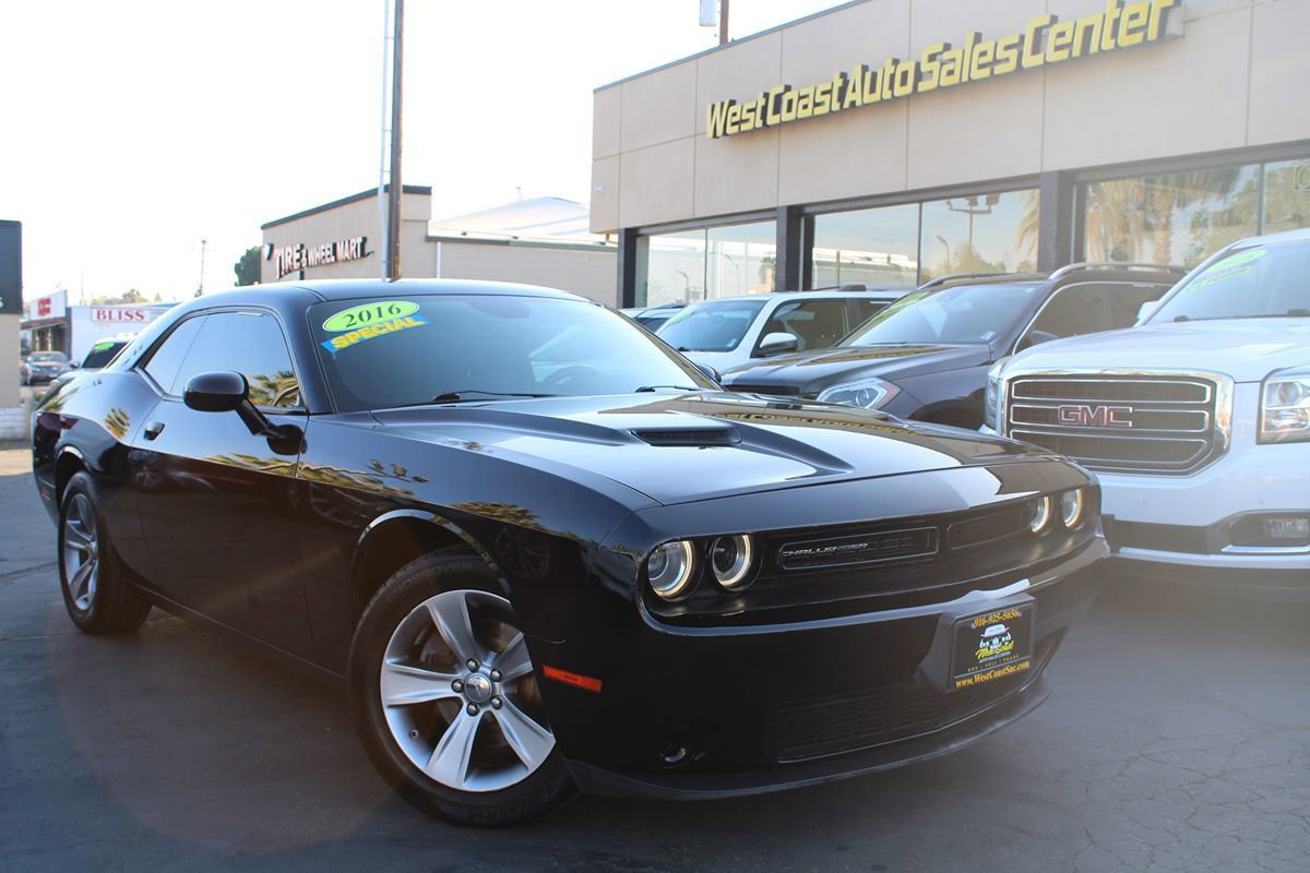 Used 2016 Dodge Challenger SXT image 31