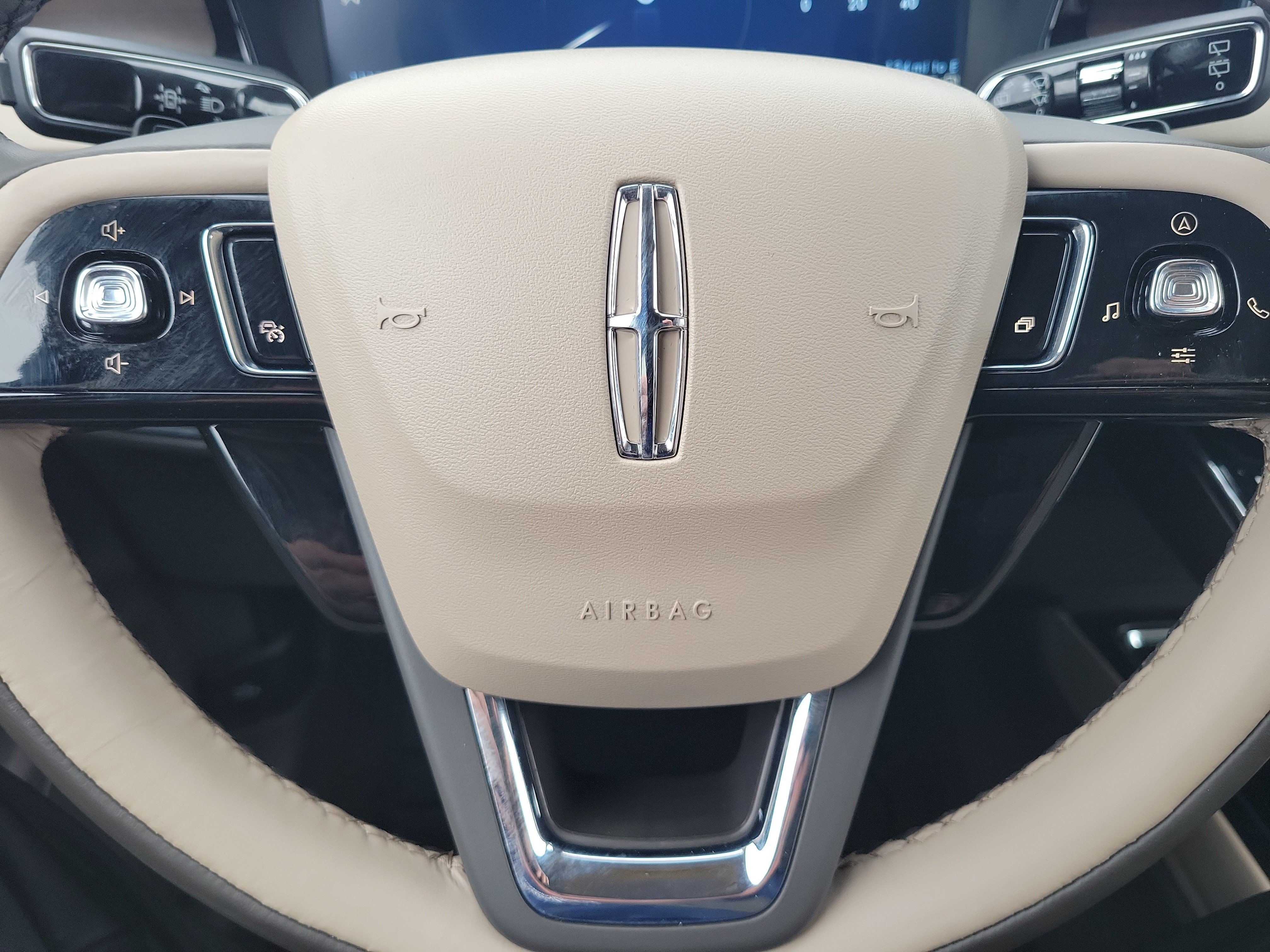 Used 2023 Lincoln Corsair Reserve w/ Equipment Group 201A FWD image 30