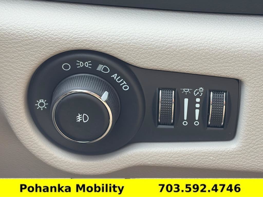 Used 2024 Chrysler Pacifica Touring-L FWD image 18