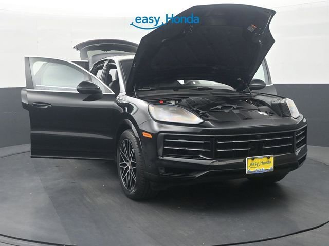 Used 2025 Porsche Cayenne image 36