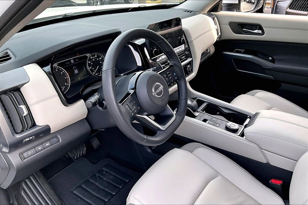 Used 2025 Nissan Pathfinder SL image 16