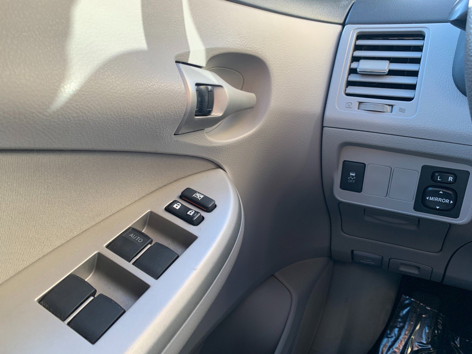 Used 2013 Toyota Corolla LE image 11