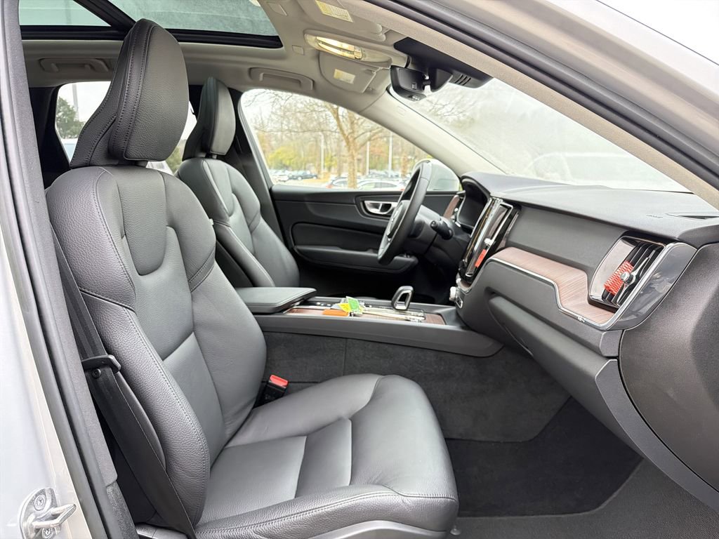 Used 2023 Volvo XC60 T8 Plus image 25