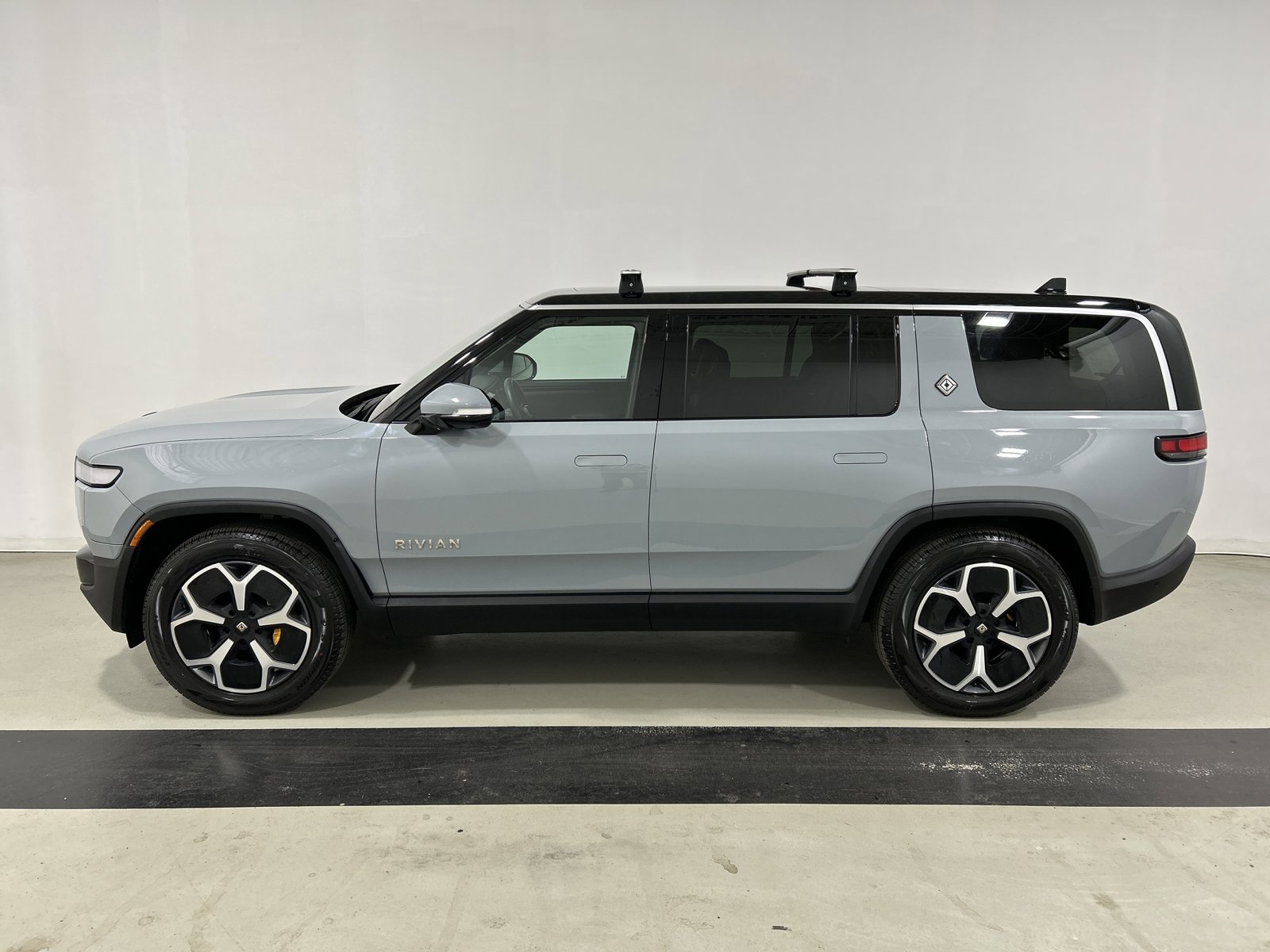 Used 2024 Rivian R1S Adventure AWD/4WD image 2
