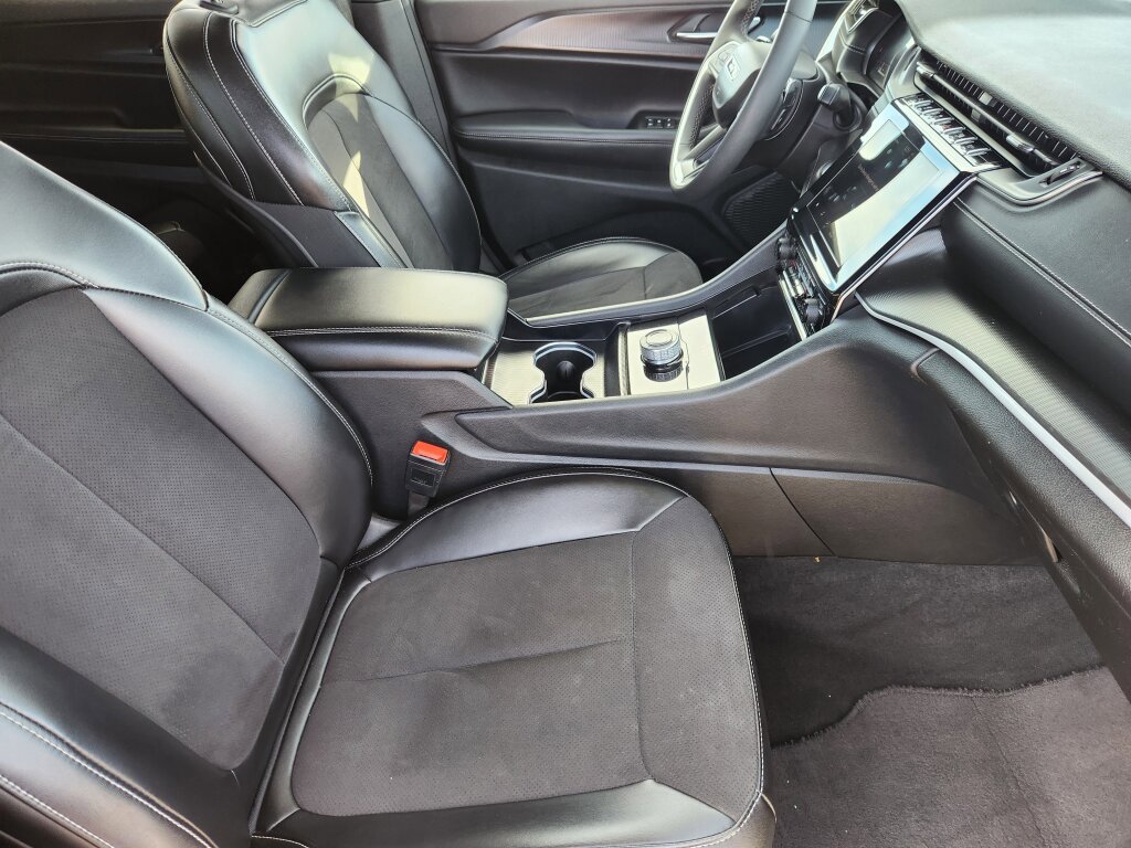 Used 2024 Jeep Grand Cherokee L Laredo image 14