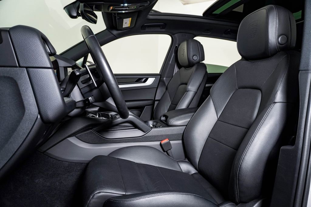 Certified 2025 Porsche Cayenne AWD/4WD image 5