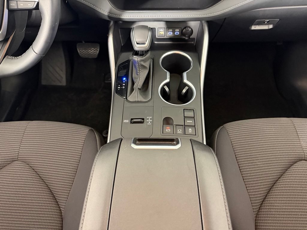 Used 2025 Toyota Highlander LE FWD image 16