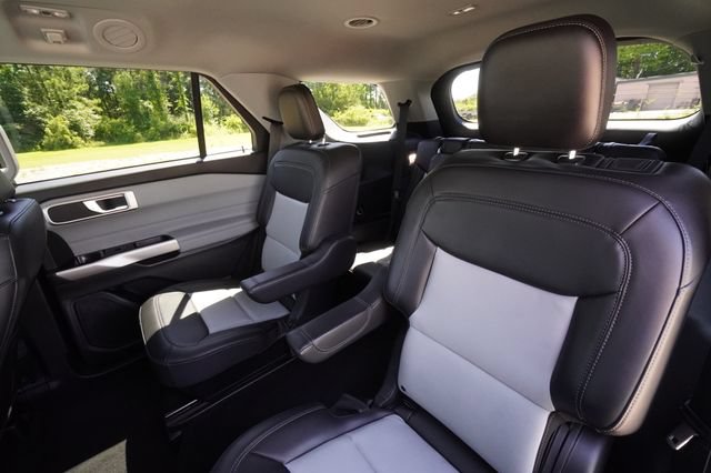 Used 2023 Ford Explorer XLT w/ Equipment Group 202A RWD image 24