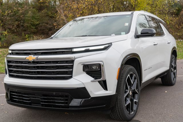 Used 2025 Chevrolet Traverse High Country image 2