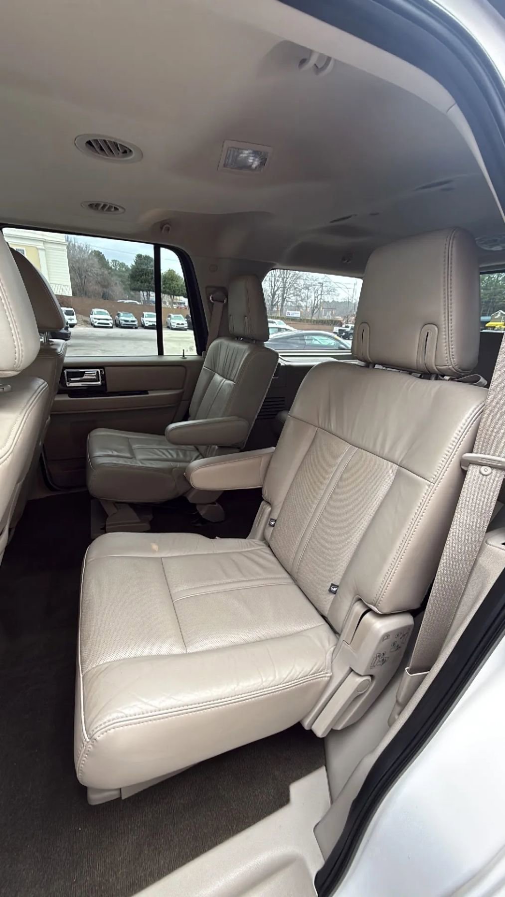 Used 2016 Lincoln Navigator Select image 38
