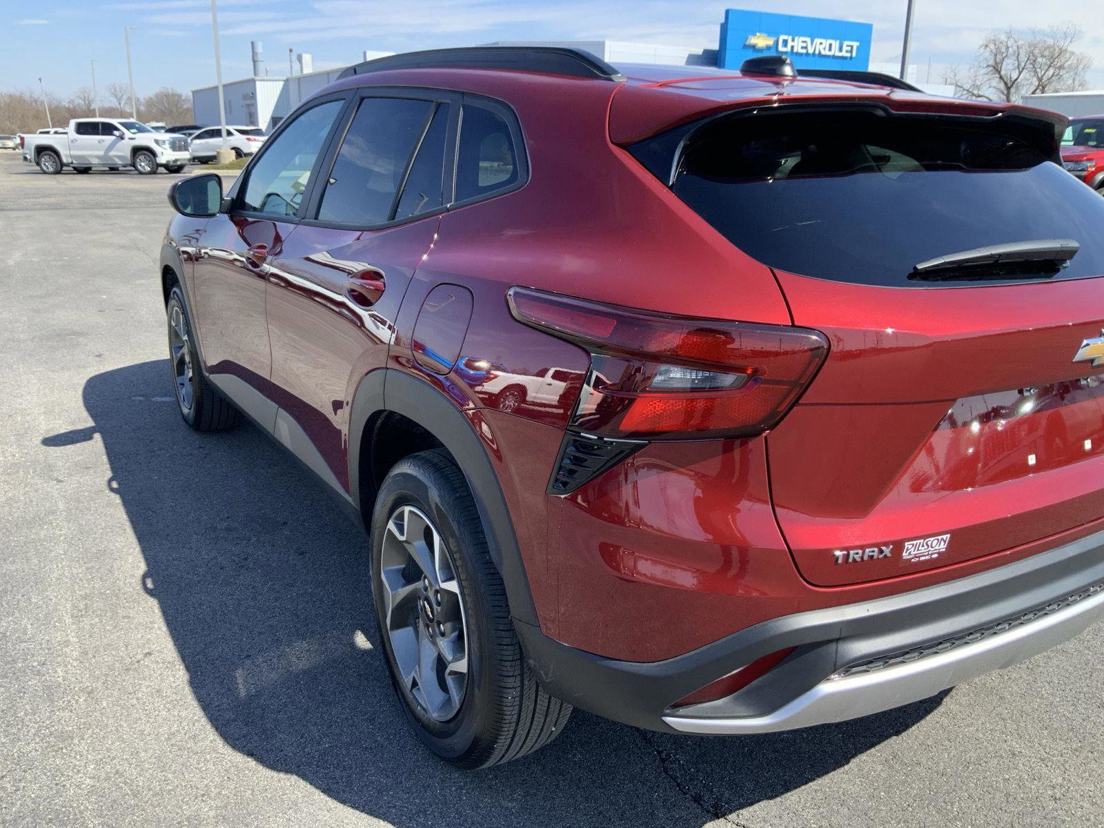 Used 2025 Chevrolet Trax LT w/ LT Convenience Package image 16