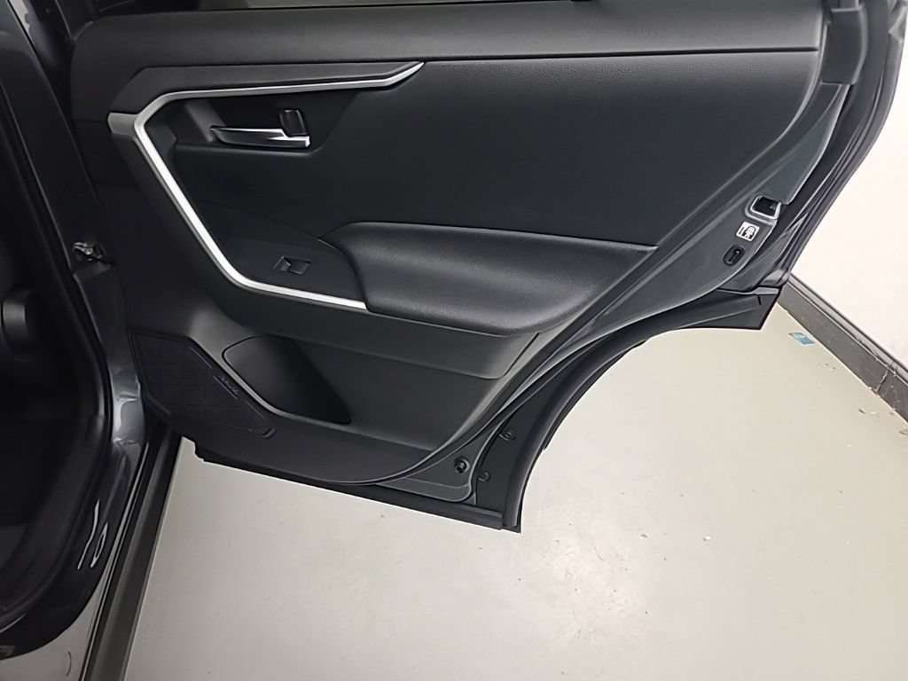 Used 2021 Toyota RAV4 XLE AWD/4WD image 18
