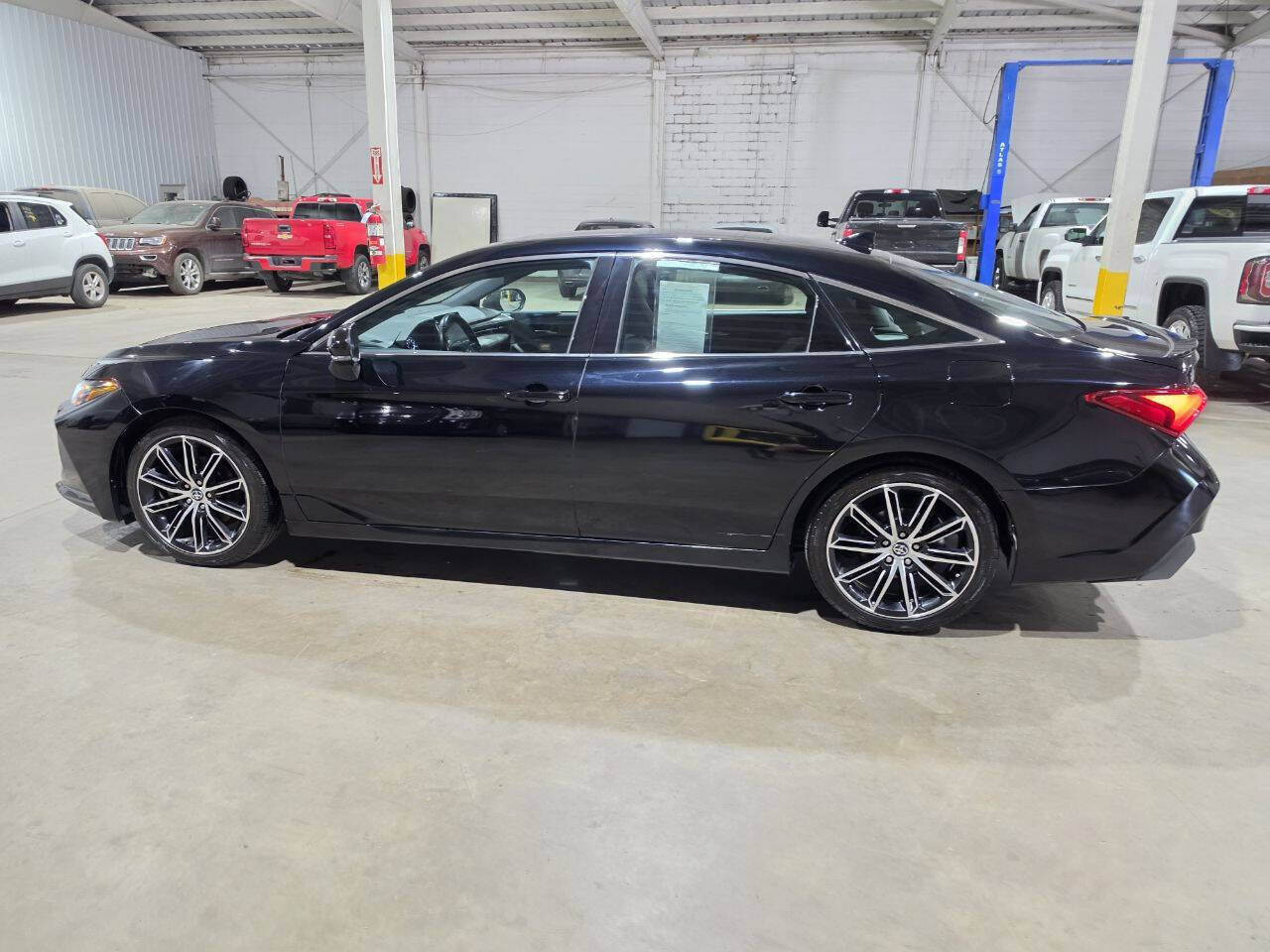 Used 2019 Toyota Avalon XSE w/ All Weather Liner Package FWD image 5