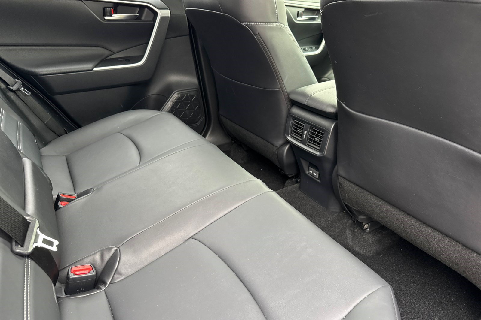 Used 2022 Toyota RAV4 XLE Premium AWD/4WD image 33