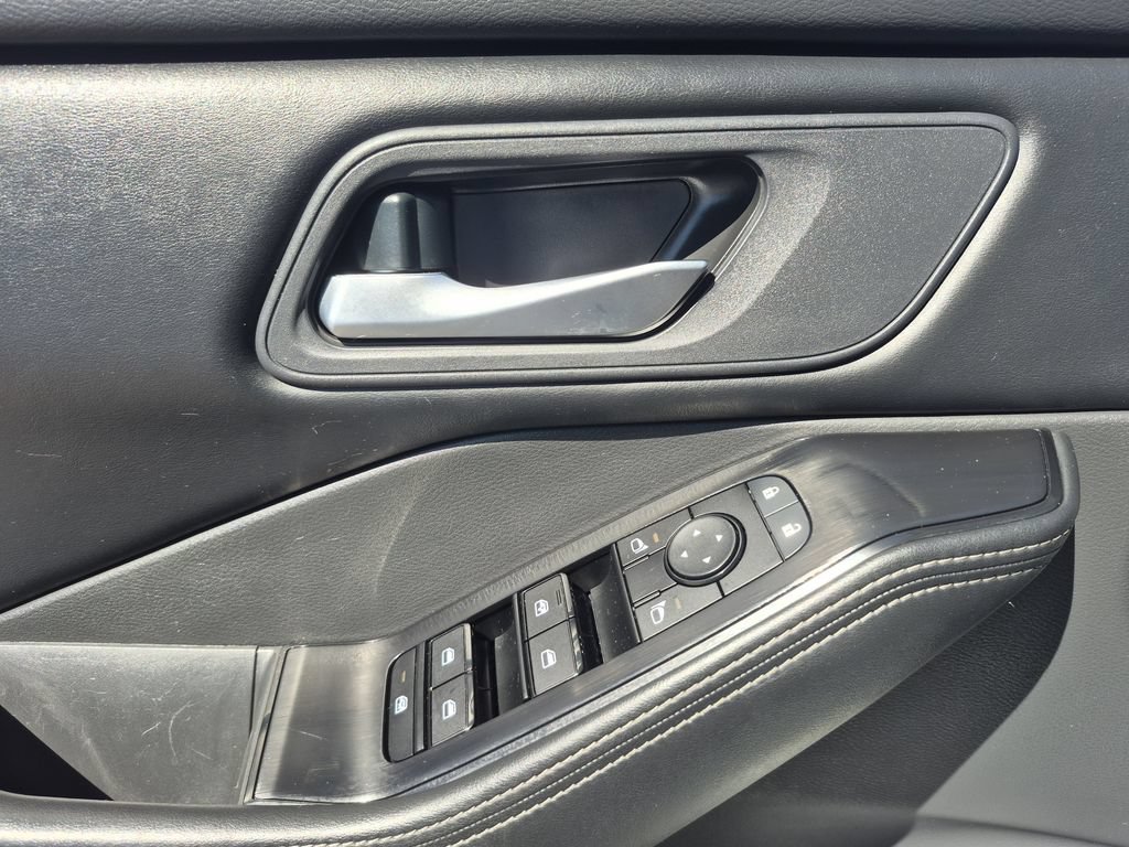 Used 2025 Nissan Rogue SV AWD/4WD image 8