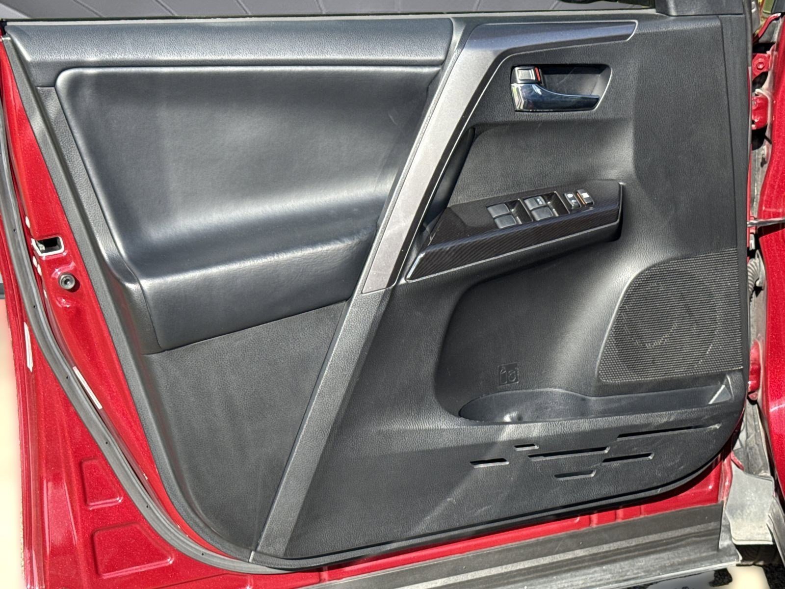 Used 2018 Toyota RAV4 SE w/ Power Extra Value Package image 7