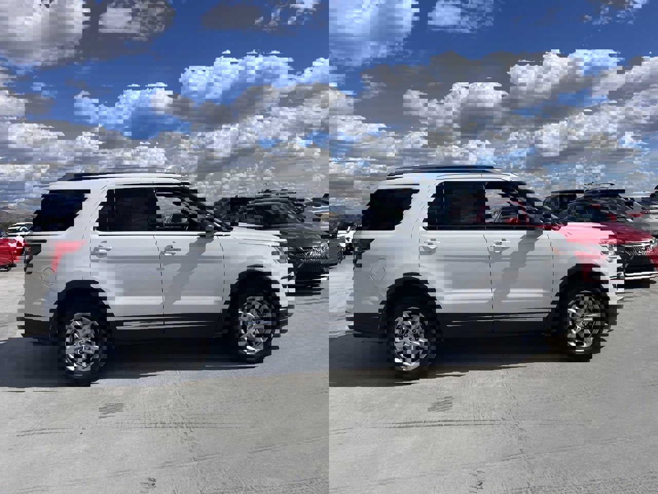 Used 2018 Ford Explorer XLT image 3