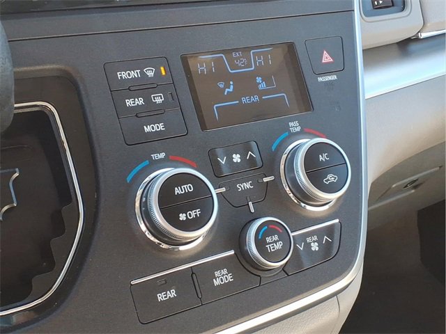 Used 2017 Toyota Sienna LE image 9