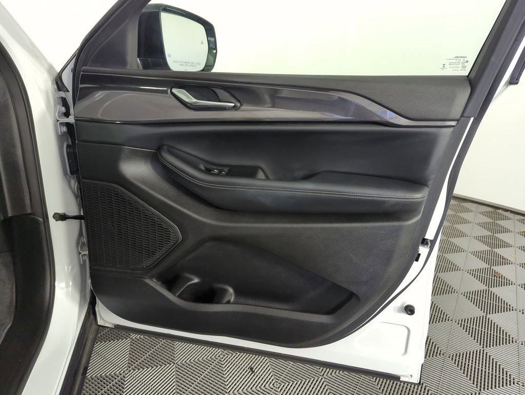 Used 2023 Jeep Grand Cherokee Altitude image 33