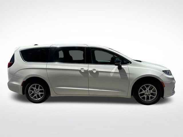 Used 2024 Chrysler Pacifica Touring-L FWD image 7