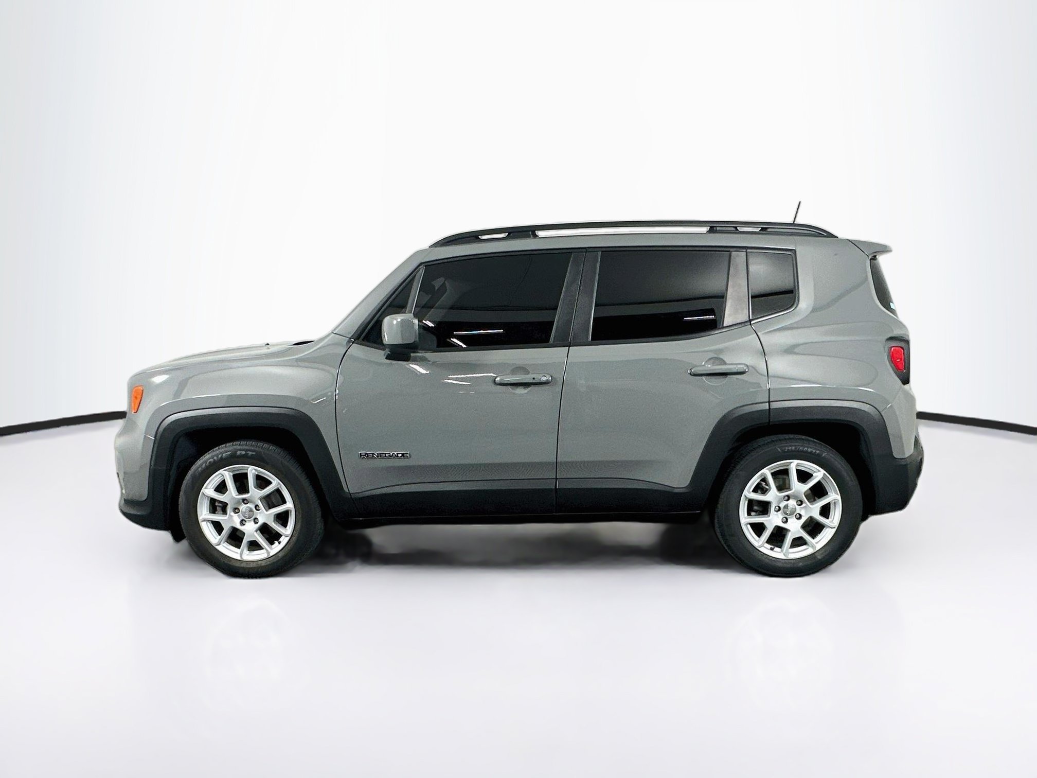 Used 2019 Jeep Renegade Latitude w/ Cold Weather Group FWD image 4