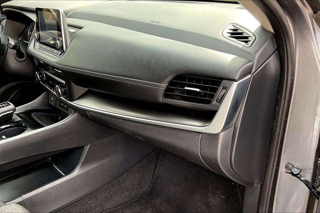 Used 2025 Nissan Rogue SV image 25