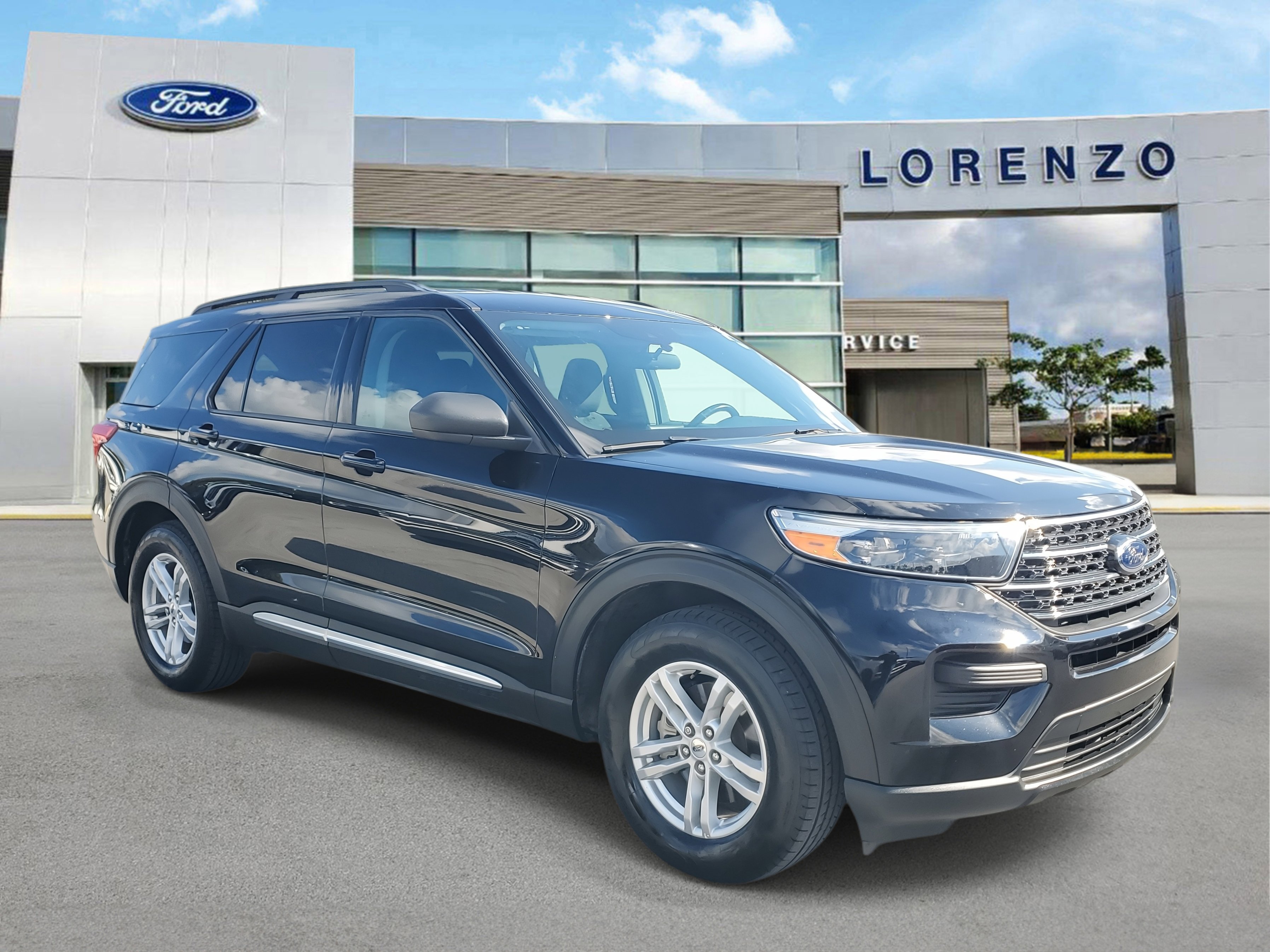 Used 2023 Ford Explorer XLT image 3