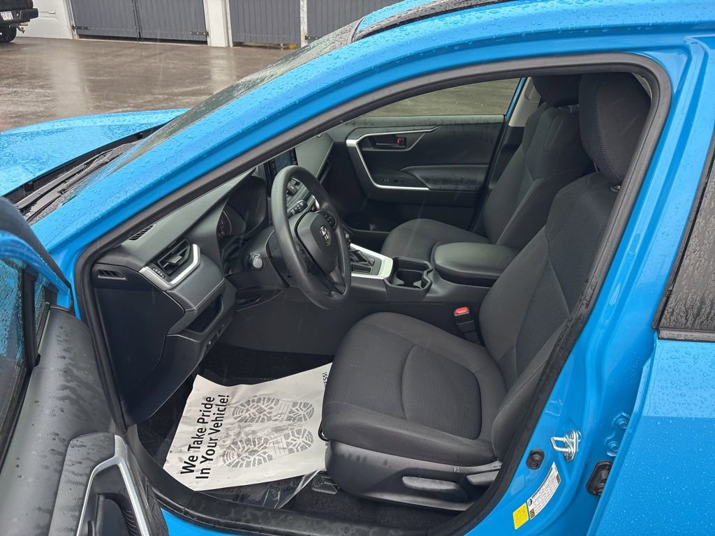 Used 2020 Toyota RAV4 LE image 9