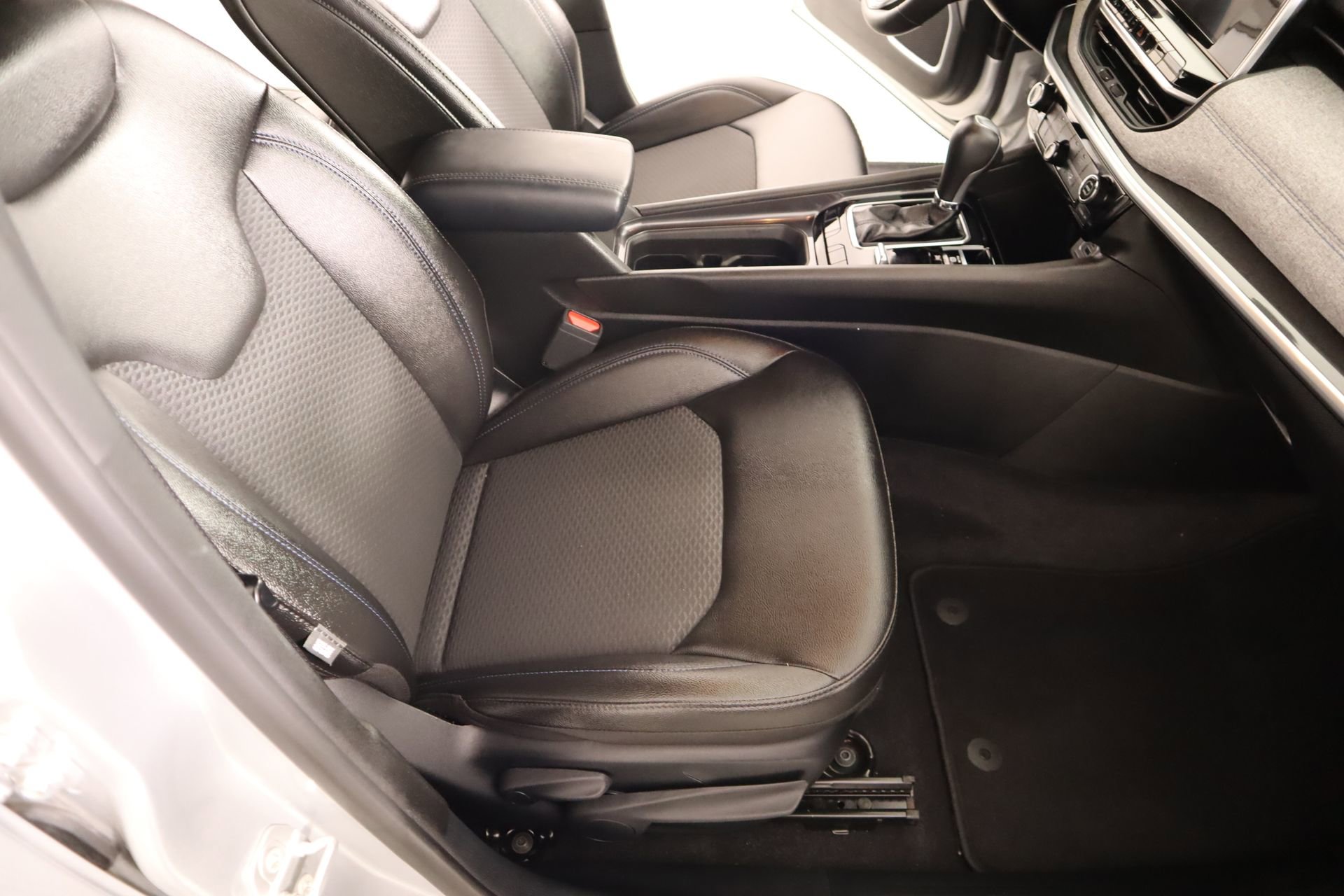 Used 2025 Jeep Compass Latitude image 12