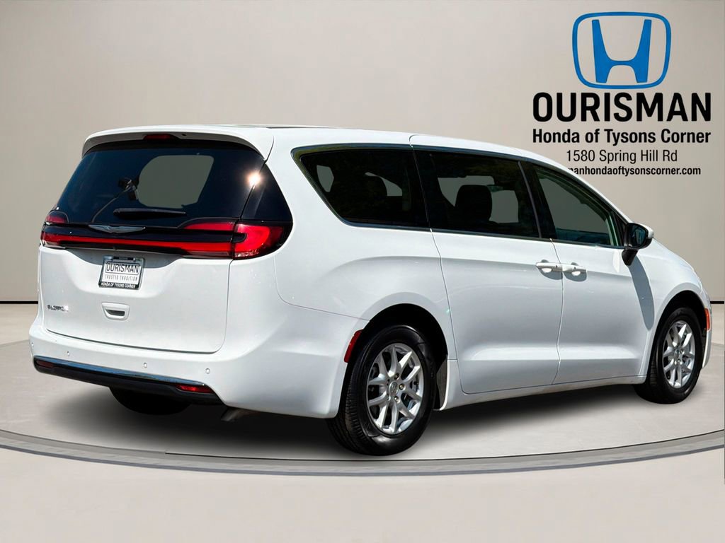 Used 2023 Chrysler Pacifica Touring-L image 3