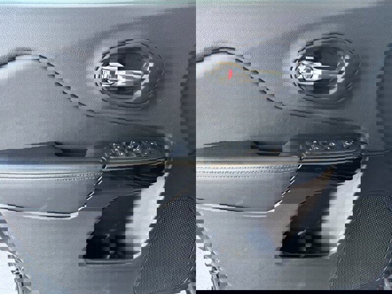 Used 2019 Jeep Cherokee Latitude Plus FWD image 23