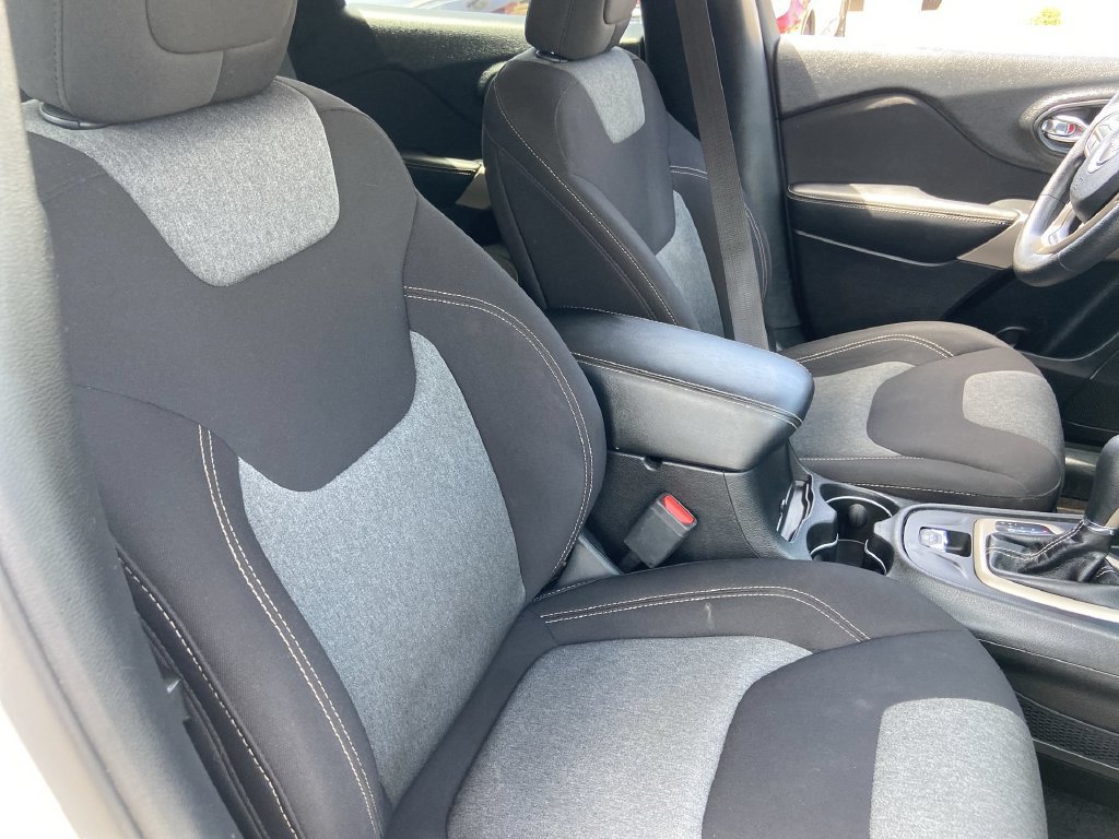 Used 2018 Jeep Cherokee Latitude w/ Safety Group FWD image 23