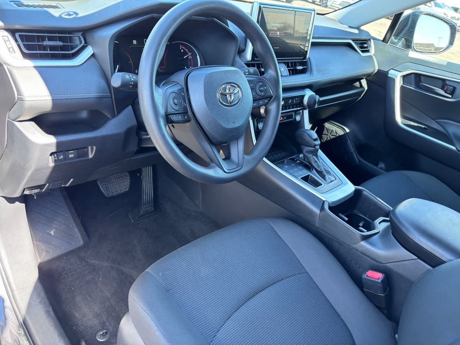 Used 2024 Toyota RAV4 LE AWD/4WD image 15