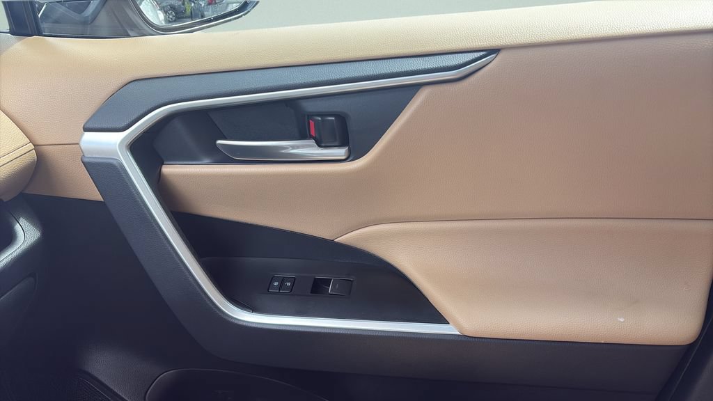 Used 2025 Toyota RAV4 XLE w/ Convenience Package FWD image 13