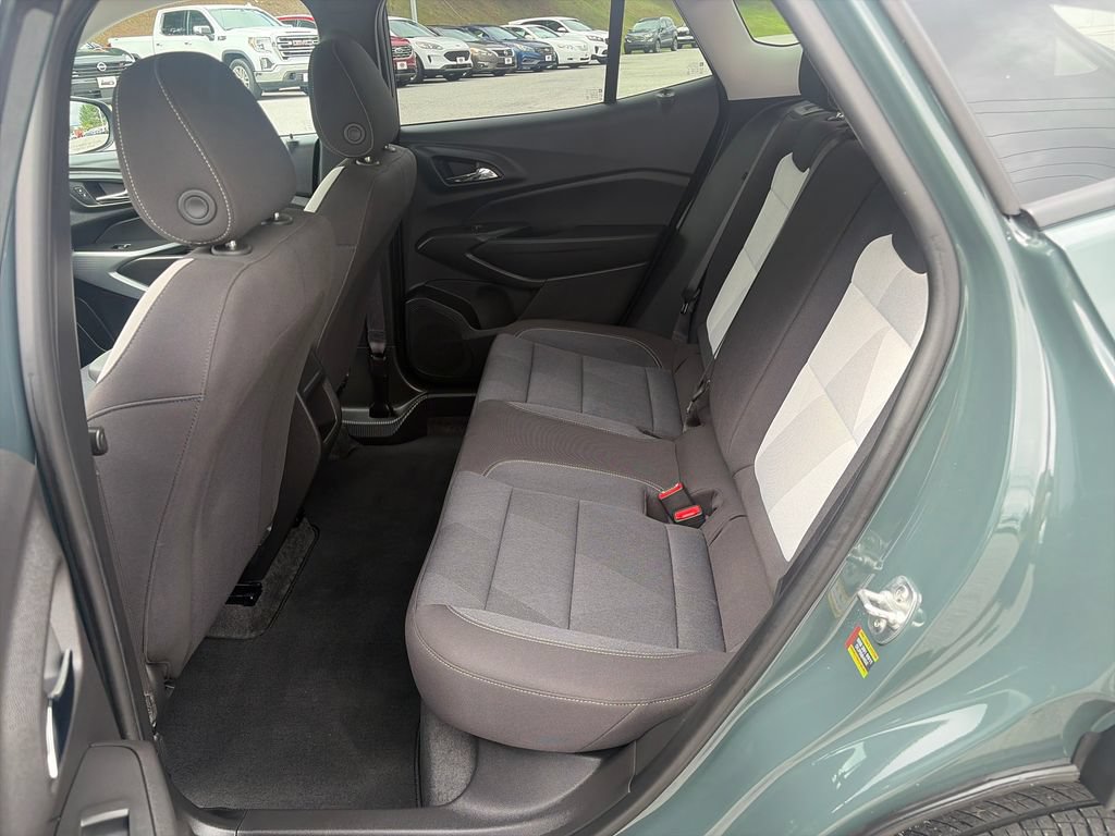 Used 2025 Chevrolet Trax LS w/ LS Convenience Package FWD image 24