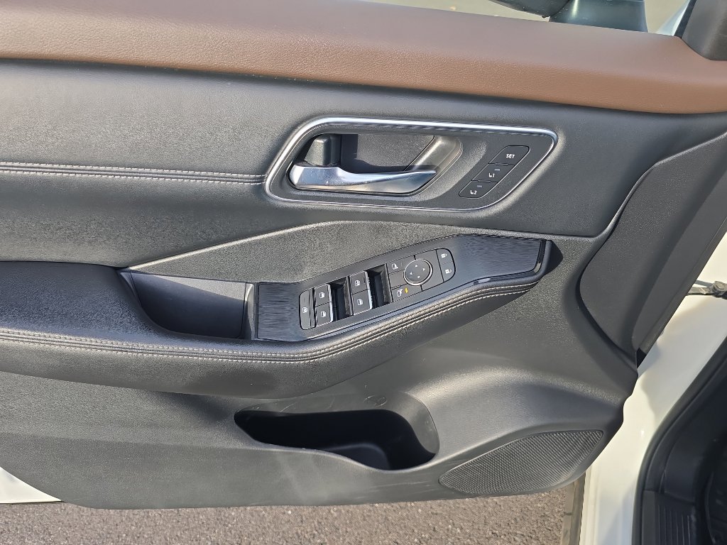 Used 2021 Nissan Rogue Platinum image 13