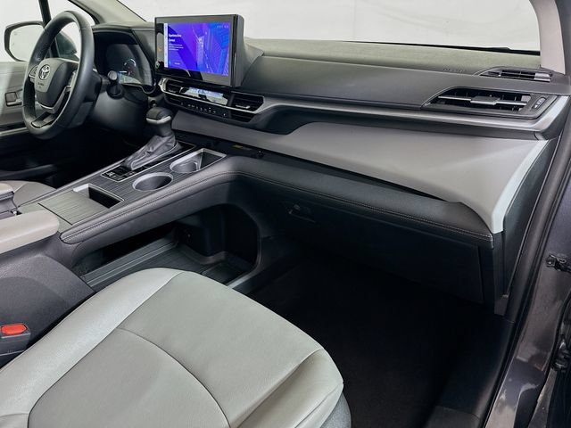 Certified 2025 Toyota Sienna XLE FWD image 30