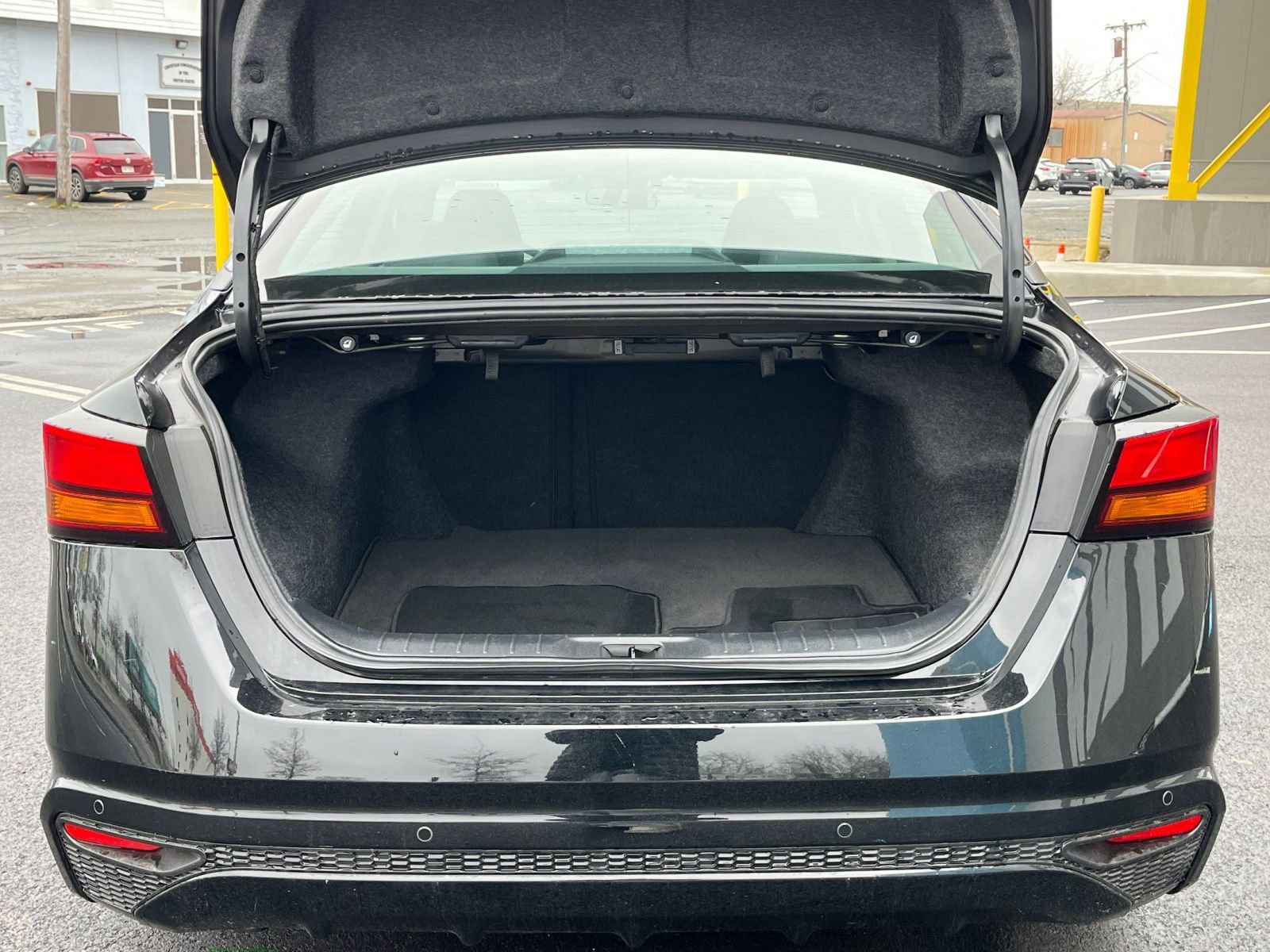 Used 2025 Nissan Altima 2.5 SV FWD image 29