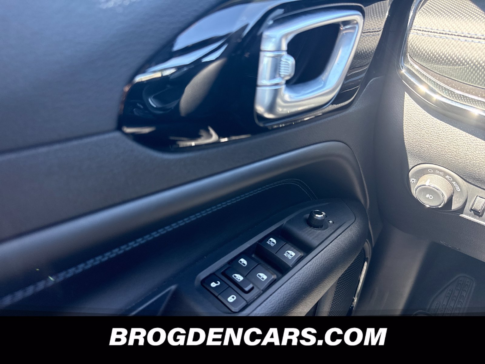 Used 2025 Jeep Compass Latitude w/ Convenience Group AWD/4WD image 8