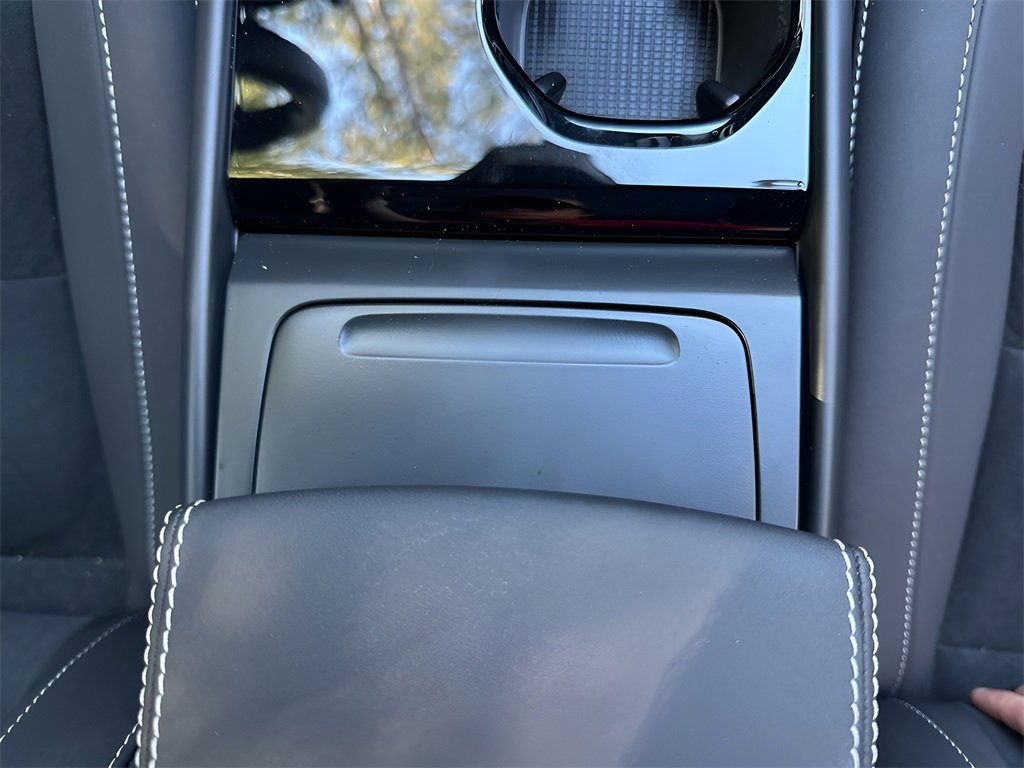 Used 2023 Volvo XC40 Recharge Plus image 36