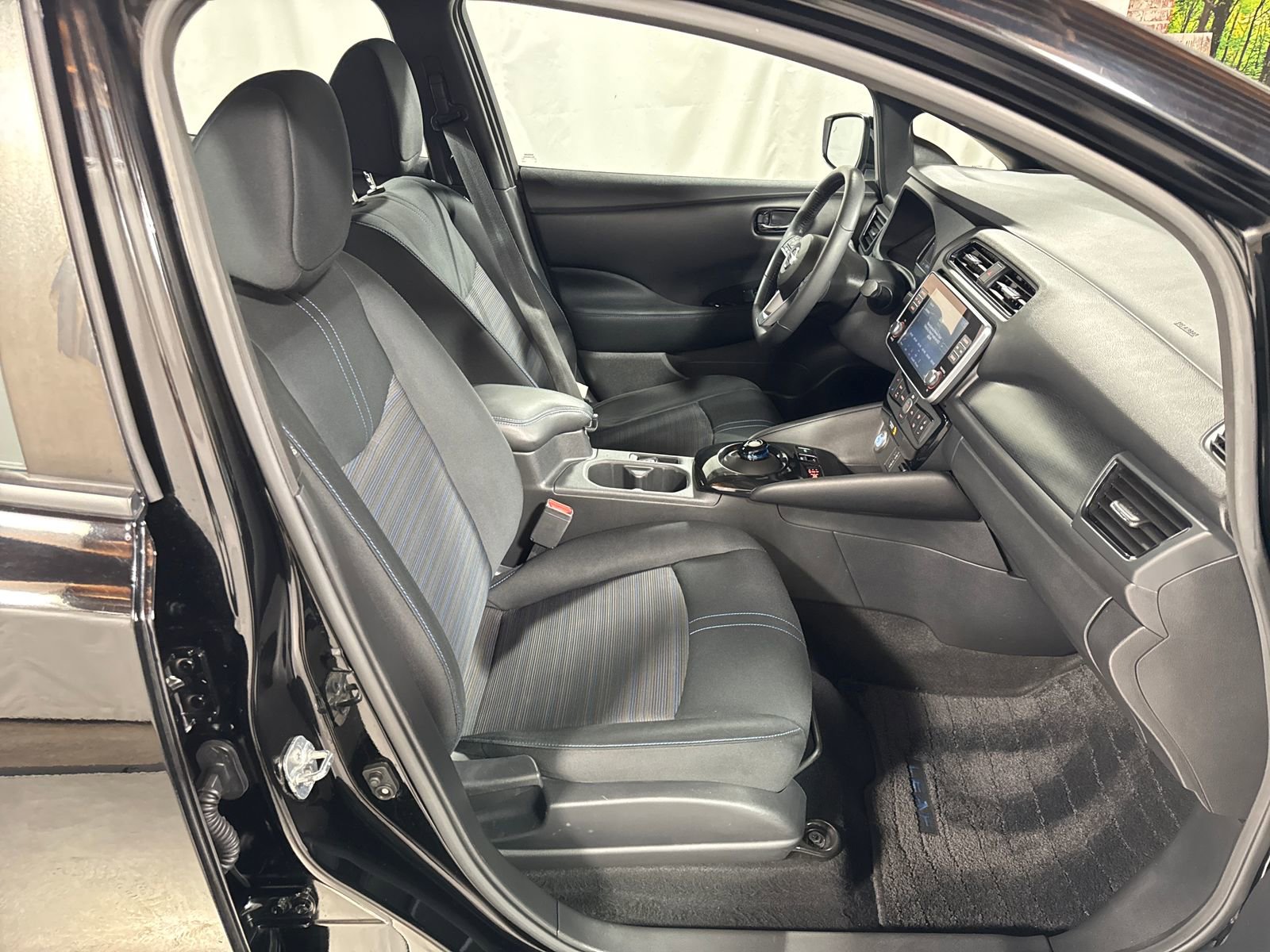 Used 2020 Nissan Leaf SV w/ SV Technology Package FWD image 28