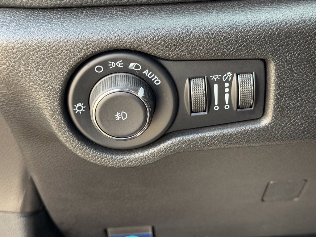 Used 2025 Chrysler Pacifica Limited FWD image 38
