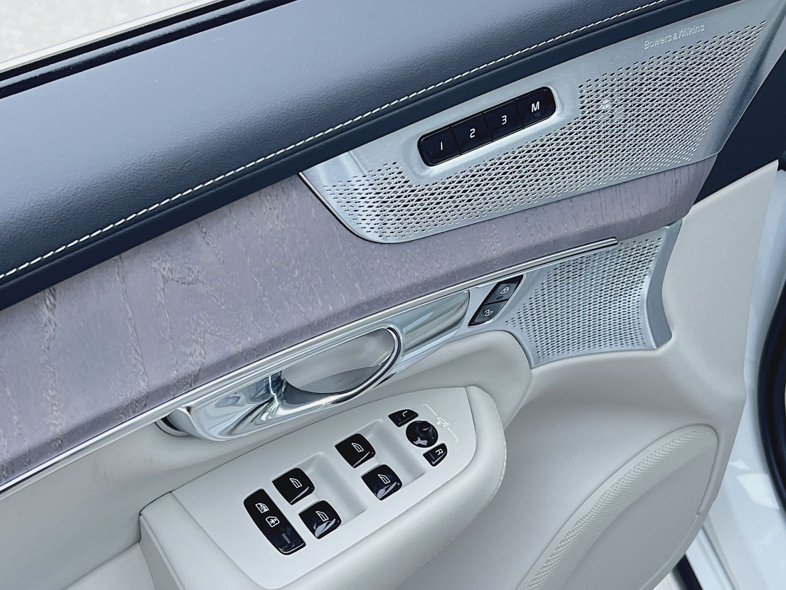 New 2026 Volvo XC90 T8 Ultra w/ Lounge Package image 15