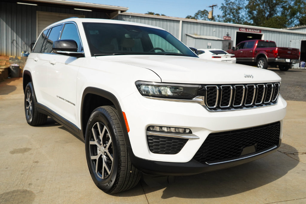 Used 2025 Jeep Grand Cherokee Limited AWD/4WD image 35