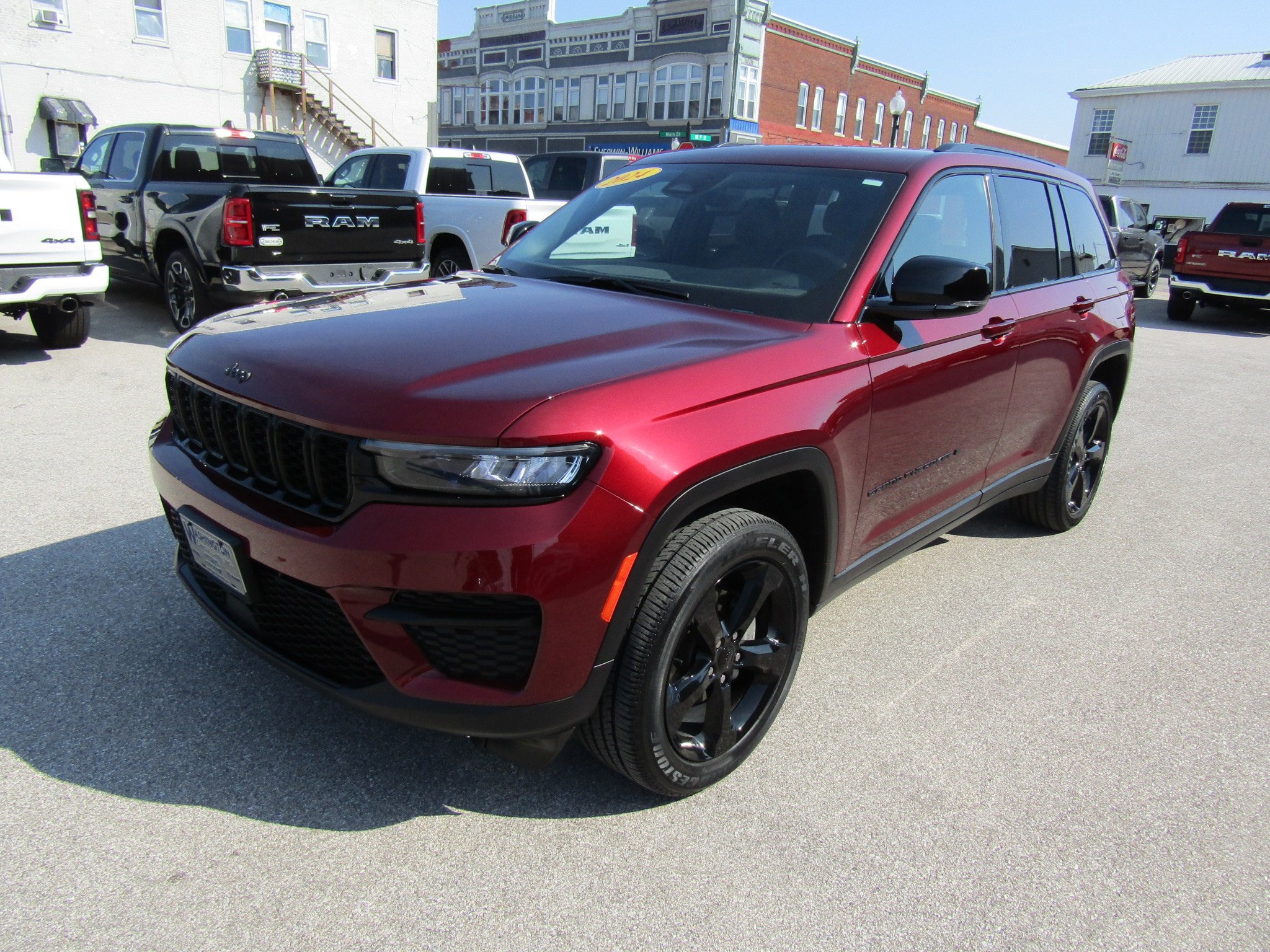 Used 2024 Jeep Grand Cherokee Altitude AWD/4WD image 7