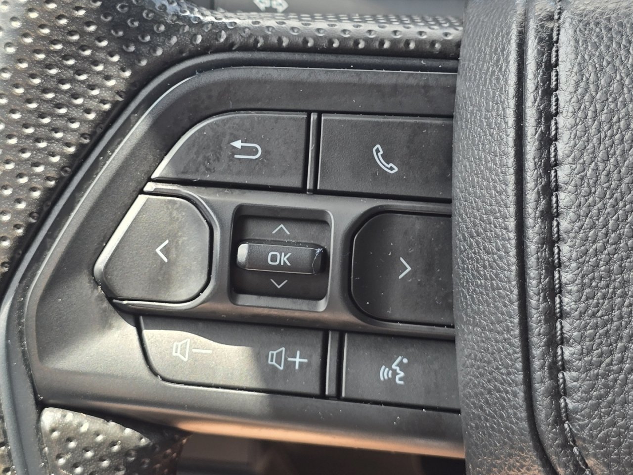 Certified 2024 Toyota Tacoma SR AWD/4WD image 32